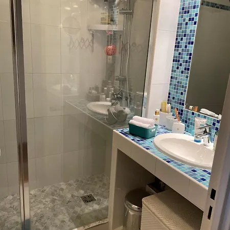 Avec Salle De Bain à Partager - *